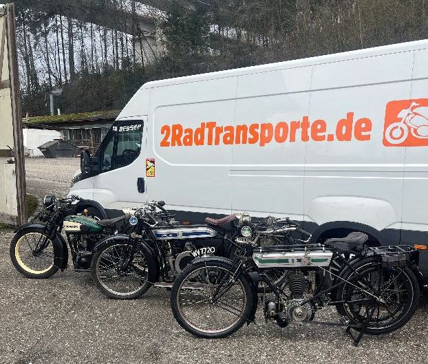 Transporter von 2RadTransporte.de mit mehreren historischen Motorrädern vor dem Transport – Oldtimer Motorradtransporte